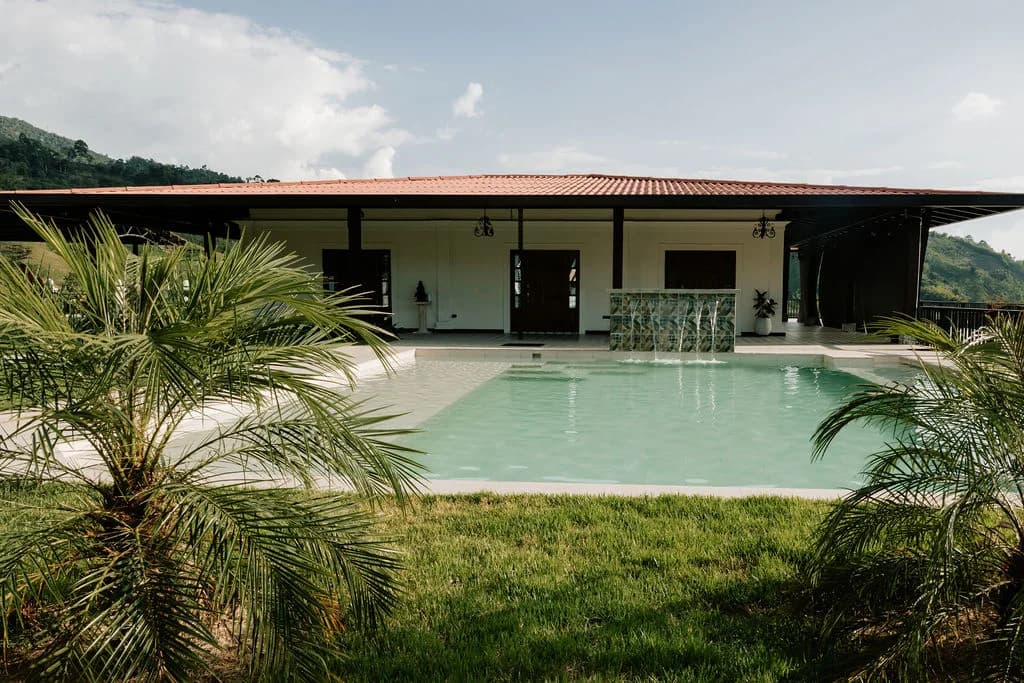 Piscina infinity con vista a la montaña