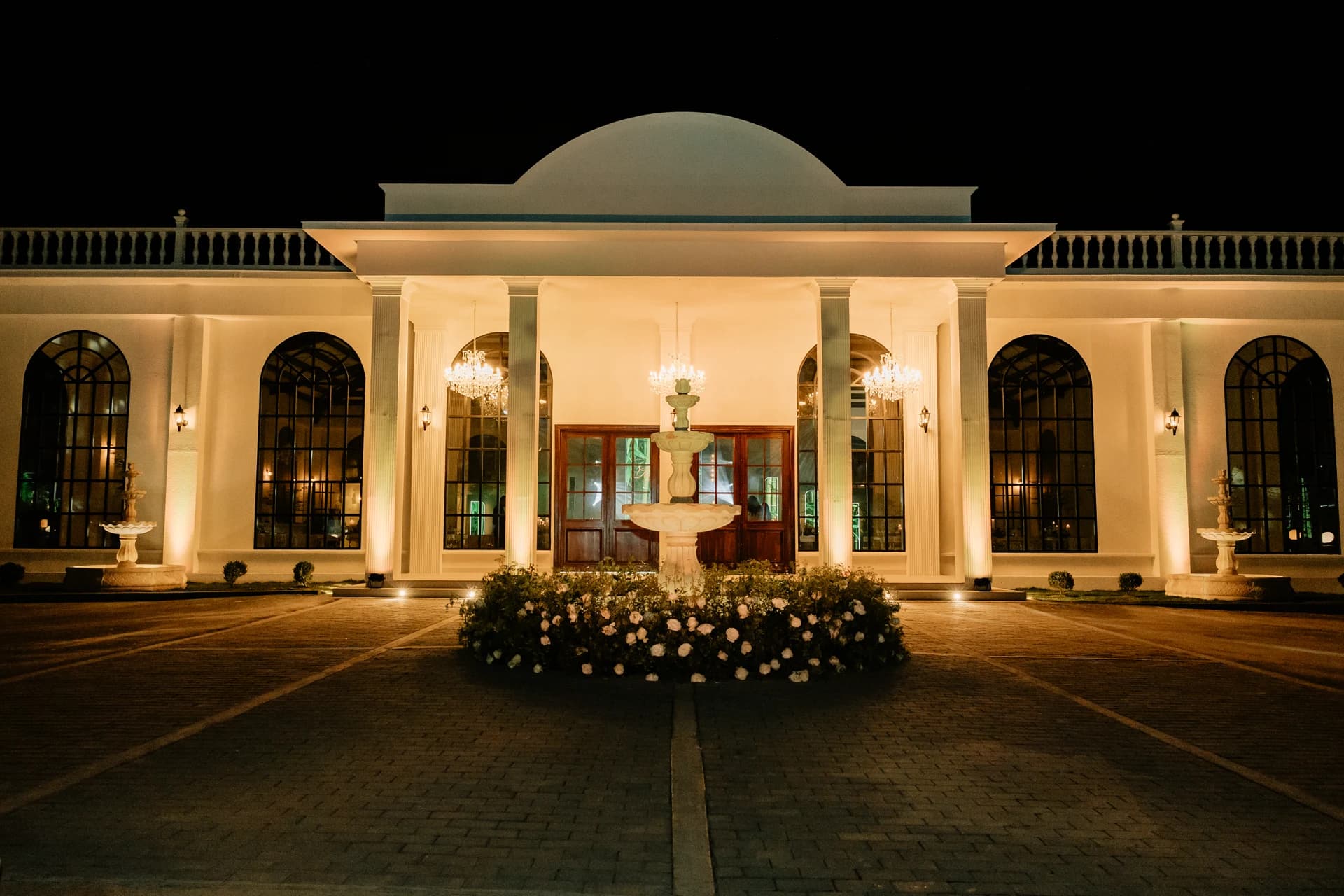 Salón de Eventos Catleya — exterior noche